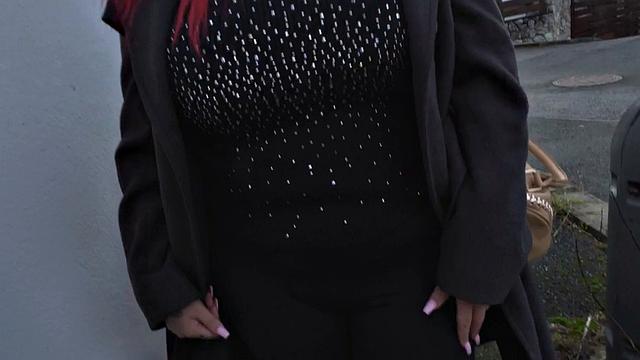 пышногрудая с розовыми волосами глубоко глотает и трахается на публике в pov