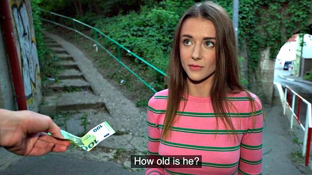 шкодливая брюнетка строит из себя звезду, а потом с жадностью сосёт и скачет