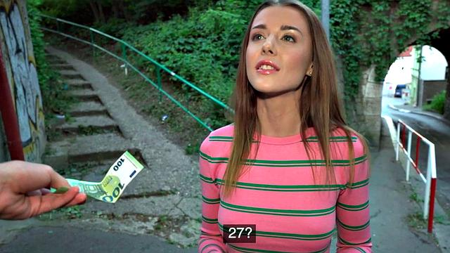 Outdoor euro pulled in before sucking and dickriding duo