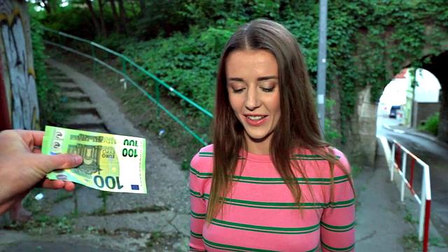 Outdoor euro pulled in before sucking and dickriding duo