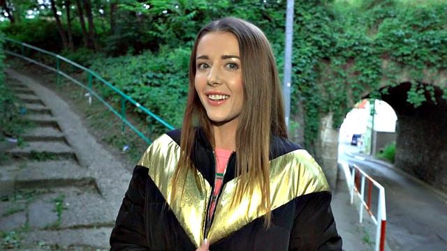 Outdoor euro pulled in before sucking and dickriding duo