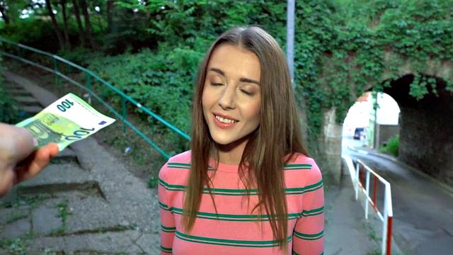 Outdoor euro pulled in before sucking and dickriding duo