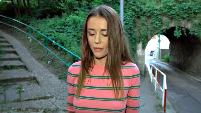 шкодливая брюнетка строит из себя звезду, а потом с жадностью сосёт и скачет