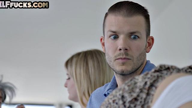 Big-titted inked cougar in stockings gets pussybanged