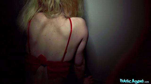 Sweetie Plum сосет член за деньги и ловит сперму на лицо от Erik Everhard.