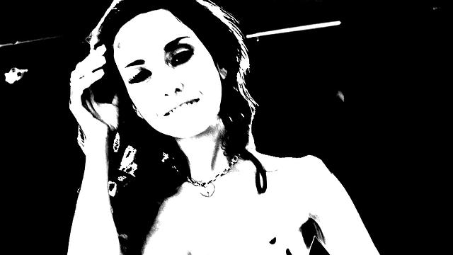 брюнетка демонстрирует мастерство минета на большом члене