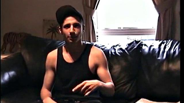 Кори сосёт так глубоко, что горло берет отпуск