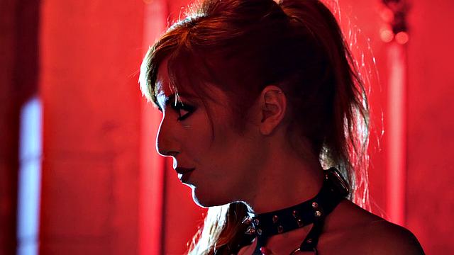 Лорен Филлипс соблазняет и доминирует Мика Блу, а Эвелин наблюдает