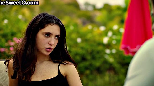 пышная девушка делает минет и трахается с парнем