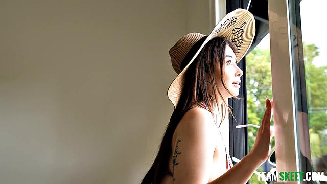 Chloe Surreal загорает у бассейна и получает жёсткий секс от парня в жару.