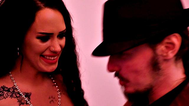 Кудрявая татуированная мамка жжёт и в постели, и по приколу!