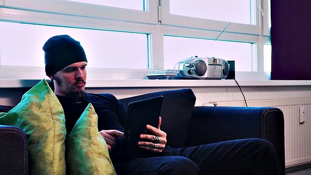 Кудрявая татуированная мамка жжёт и в постели, и по приколу!