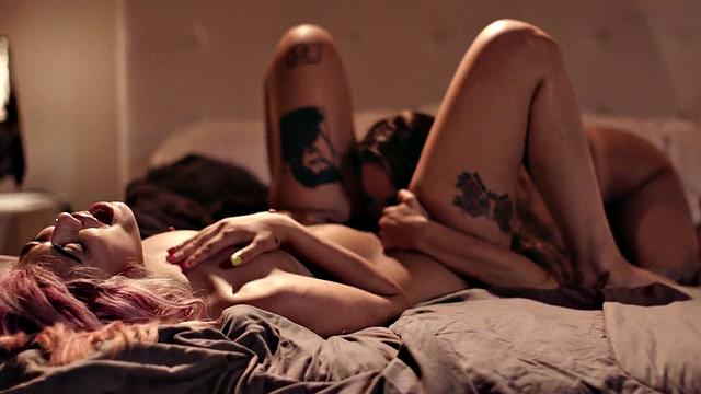 Big-titted perverted dyke eats pink-haired hairy lesbian