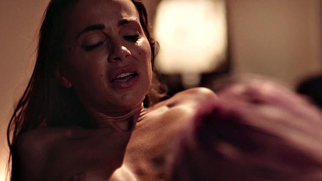 Извращённая лесбиянка с большими сиськами набрасывается на волосатую розововласую девку