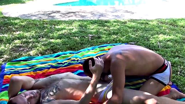 Джимми Слейтер раздвигает мохнатую жопу Итана Пальмера на природе