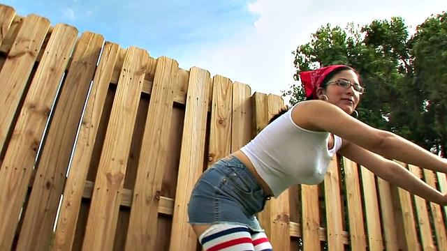 брюнетка натирает мокрую киску своими вонючими носками на улице