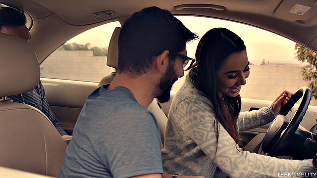 Три друга балдеют под грибами и мажут ей лицо