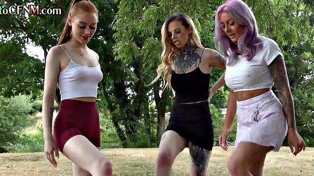 британские девчонки устроили групповое минет-шоу на свежем воздухе