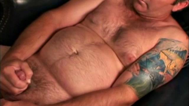 джексон дрочит и мощно кончает