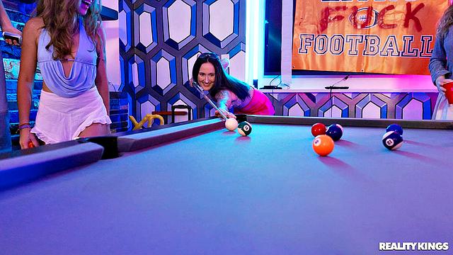 Пышная блондинка Zoey Uso устраивает жаркий секс с Rocket Powers прямо на вечеринке в общаге, сосёт и скачет на его огромном члене, пока все остальные тусуются вокруг.