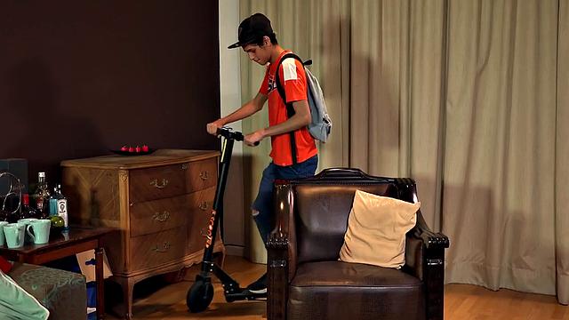 латинский твинг дрочит и кончает себе на живот