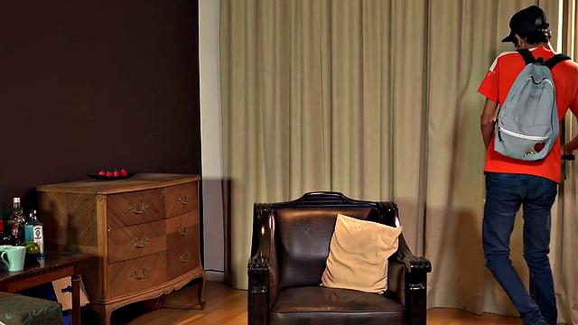 латинский твинг дрочит и кончает себе на живот