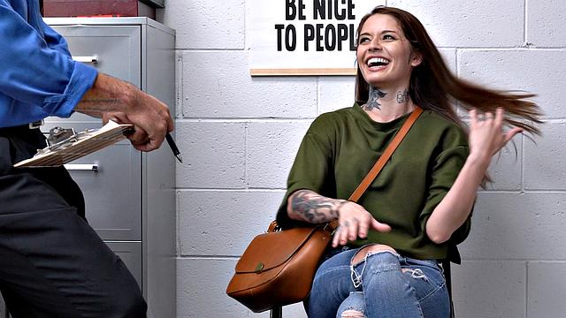 пышная милфа попалась на краже и соблазнила охранника