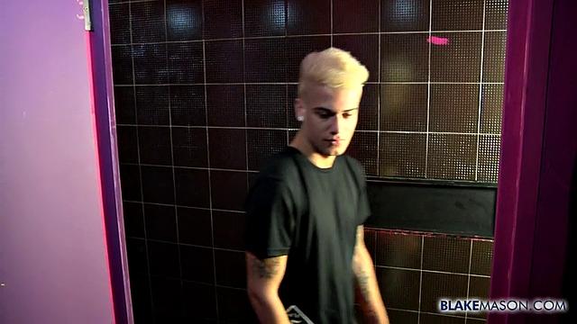 Flip Flop Fucking In the Men'S Room - Darius Ferdynand and Mickey Taylor