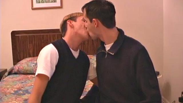 Этан и Гейдж дрочат друг другу и кончают на ноги