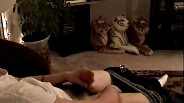 Маршалл впервые пробует мужской минет и не может устоять перед возбуждением.