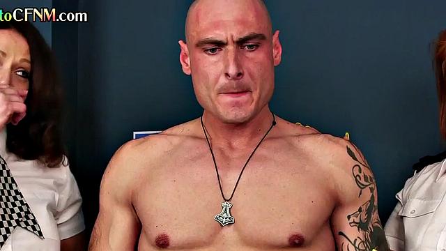 британская копша дрочит мужику, когда зрелая подглядывает