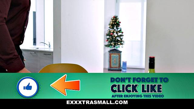 ёлка стоит, брюнетка сыреет - рождество прошло не зря