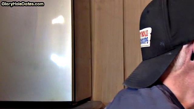 винтажный качок сосёт в глорихоле - раньше мужики умели зажечь