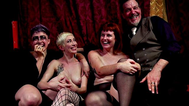 жесткие госпожи устраивают стропон-разгром по покорным кискам