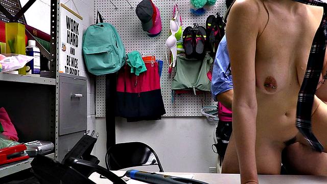 Охранник ловит пышную брюнетку на краже и жестко трахает в подсобке