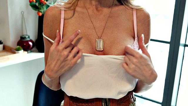 Meet fine divorcee Gigi Dior