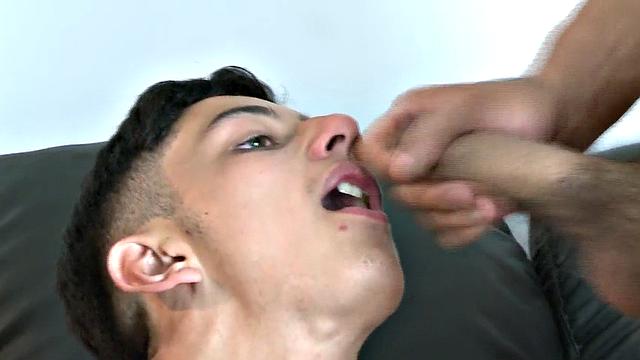 зрелый мужик жёстко трахает худого гея и кончает ему на лицо