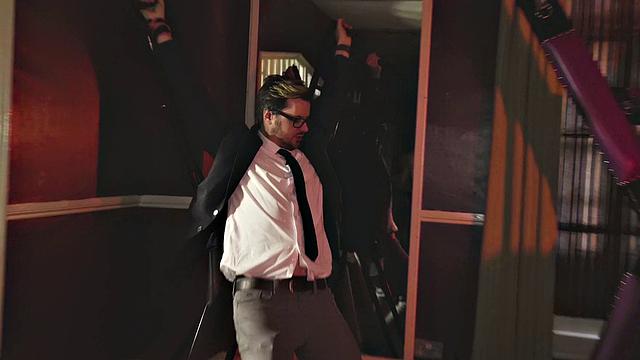 блондинка с пирсингом на сосках устраивает жаркий тройничок и фейсситтинг на секс-вечеринке