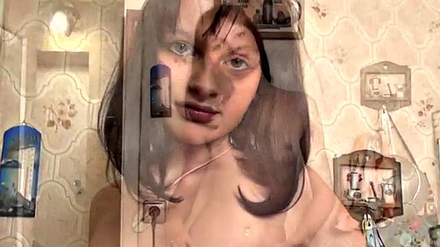 страстная брюнетка в сетке дрочит киску у стиралки