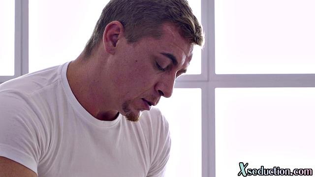 Опытная красотка скачет на члене массажиста после жаркой спа-сессии.