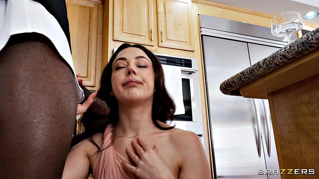 Свадебный стресс: подружка невесты устроила анал с барменом и сквиртнула на нервах