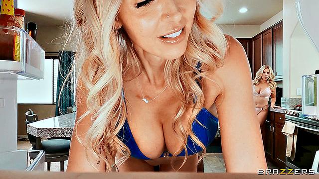 две блондинки милфы устраивают жаркую групповушку с чёрным жеребцом