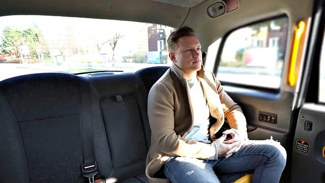 жадная таксистка трахается в машине и с жадностью берет в рот