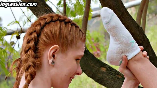 рыжая подруга трется и лижет на природе