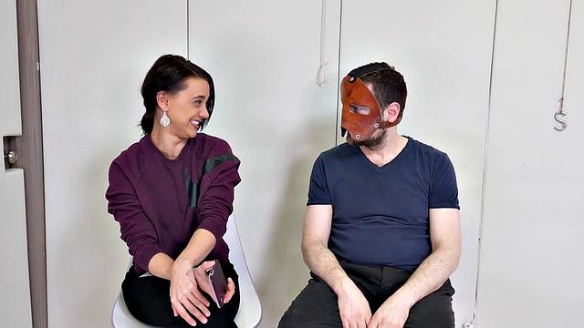 анальная рабыня получает по полной и глотает сперму