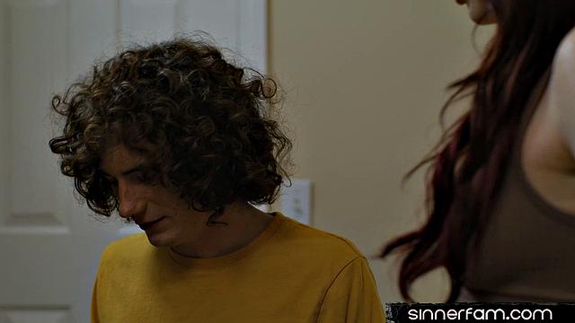 Похотливая мачеха получает глубокий трах от пасынка и сосет после фингеринга.