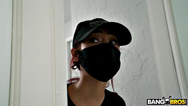 Кира Перес попалась на краже и отрабатывает долг сексом с Тайлером Стилом.