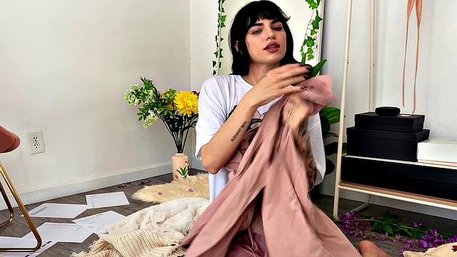 Фрейя Нуар мастурбирует дома, будто готовится к олимпиаде