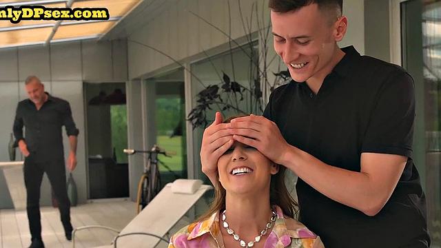 Два члена, одна хитрая малышка - вот это у неё талант