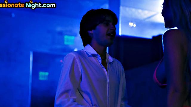 Рыжая с огромной жопой получает жесткий трах в машине